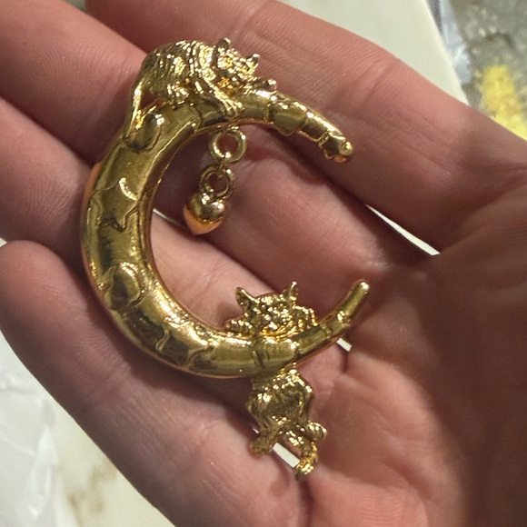 Vintage gold tone crescent moon with hanging cat jewelry component, celestial - Picture 5 of 5